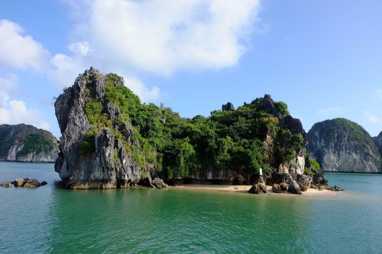 Botel Cat Ba Bay Cruises 2*