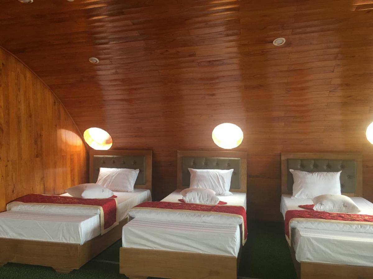 Cat Ba Bay Cruises Botel Dong Khe Sau