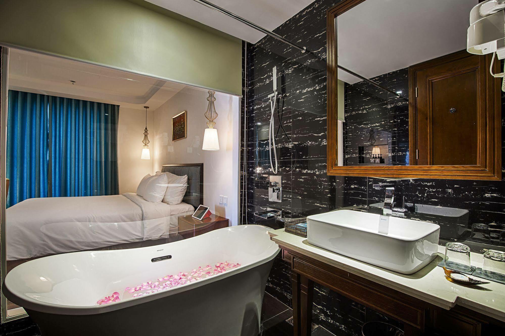 Adaline And Hotel Da Nang