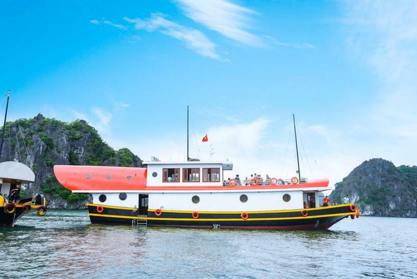 Cat Ba Bay Cruises Botel Dong Khe Sau