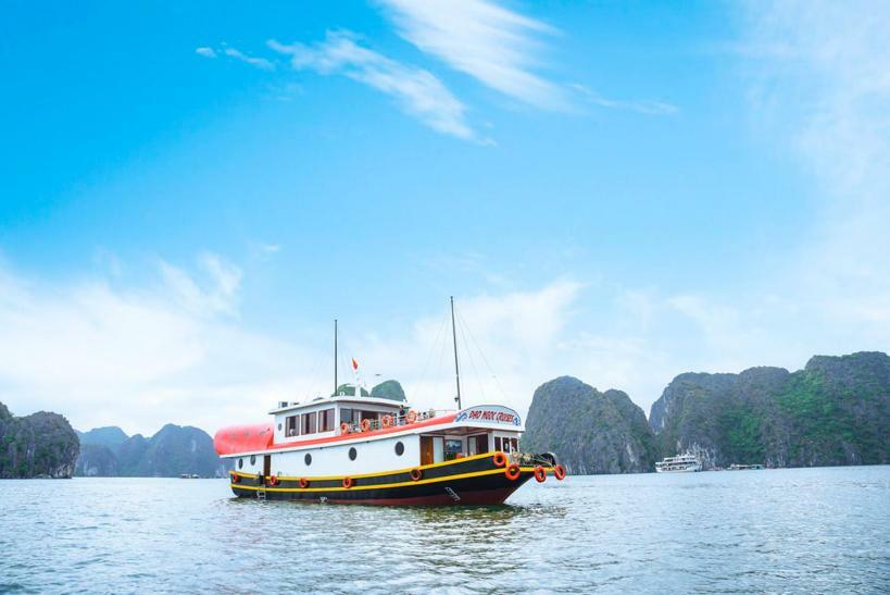 Cat Ba Bay Cruises Botel Dong Khe Sau