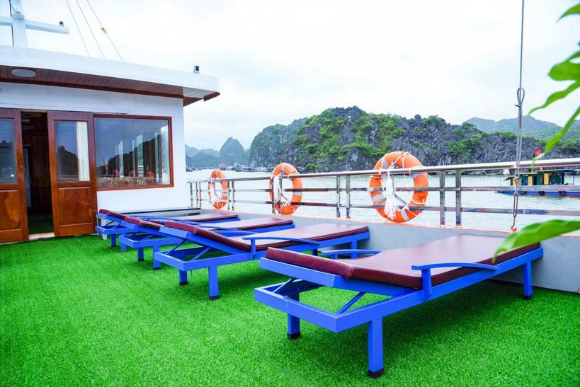 Cat Ba Bay Cruises Botel Dong Khe Sau