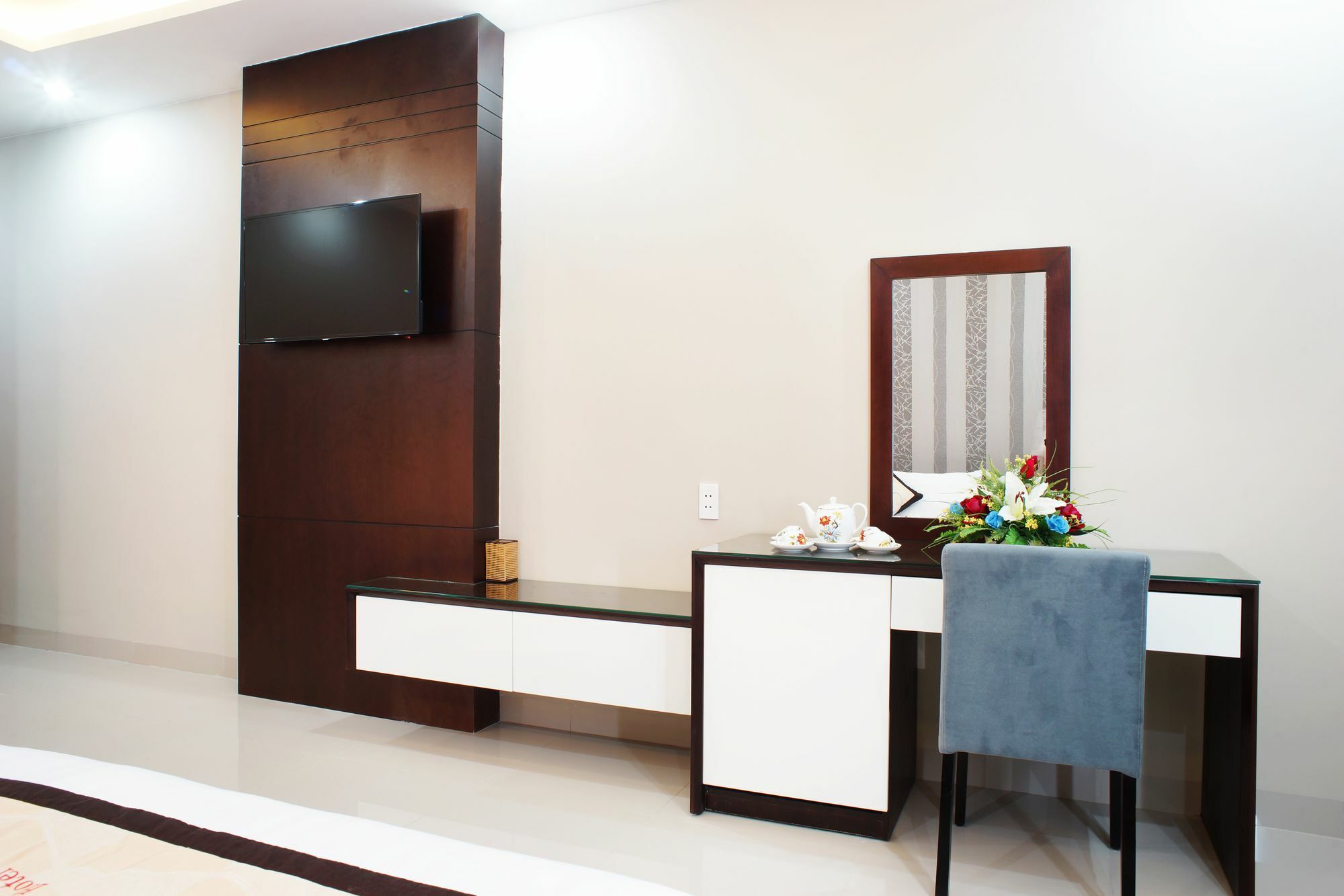 Hanoi Blue Hotel - The Water Front Hotel