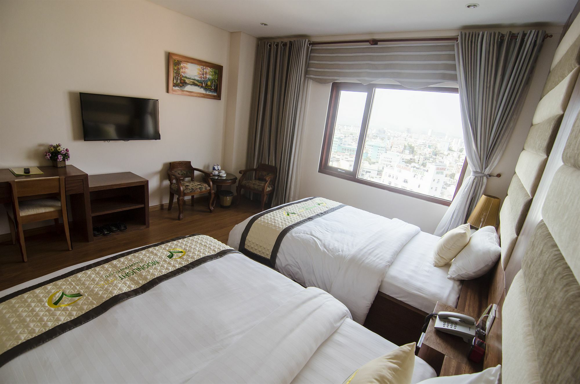 Hotel Moonlight & - Center, High Floor, Great Location & Great Views & Dragon Bridge Views