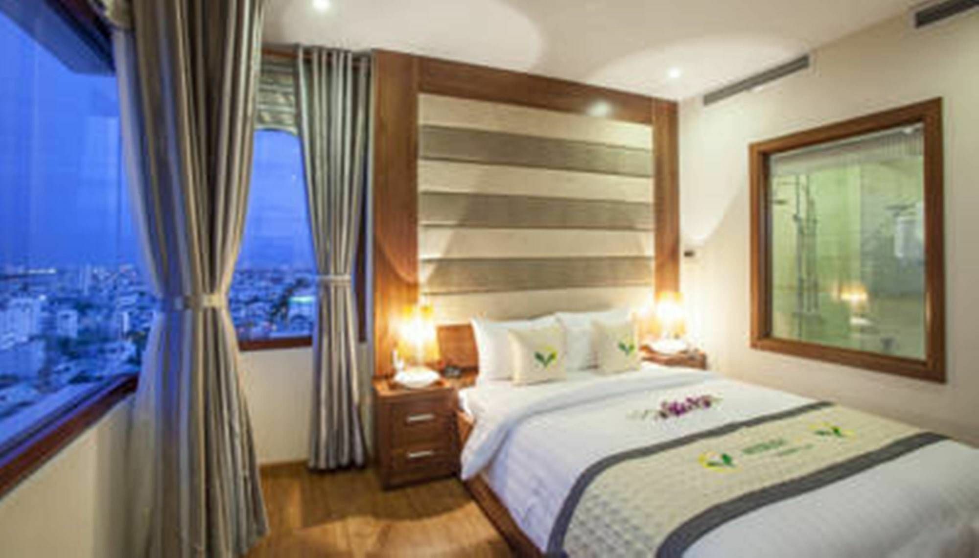 Hotel Moonlight & - Center, High Floor, Great Location & Great Views & Dragon Bridge Views 4*