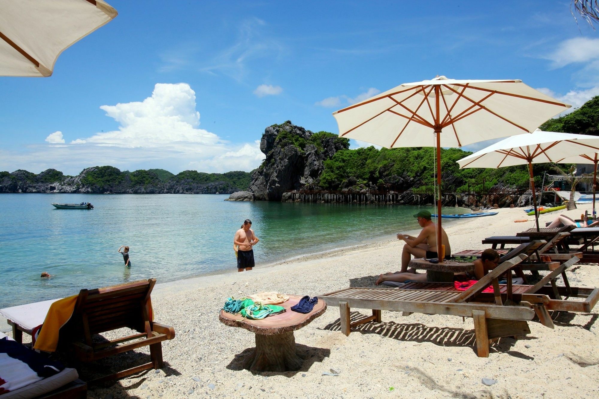 Monkey Island Hotel 3*