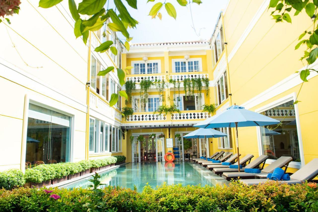Waterfront Hotel 3*