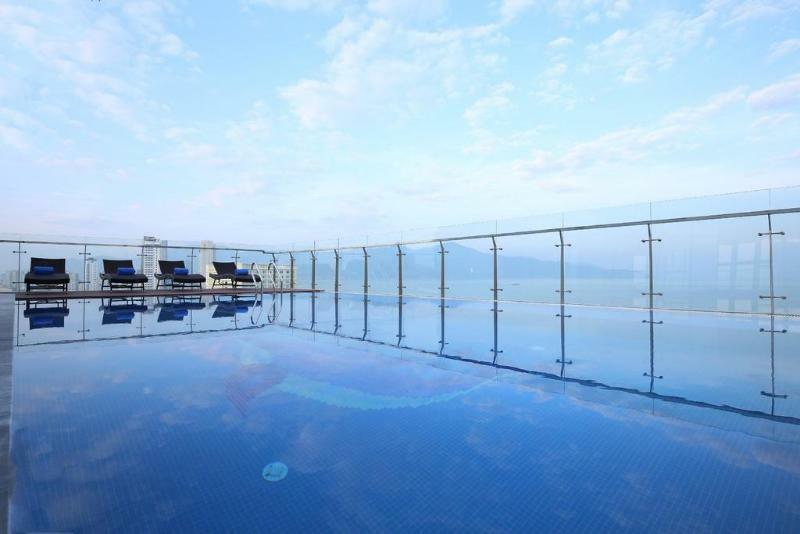 Sunny Ocean & 4*
