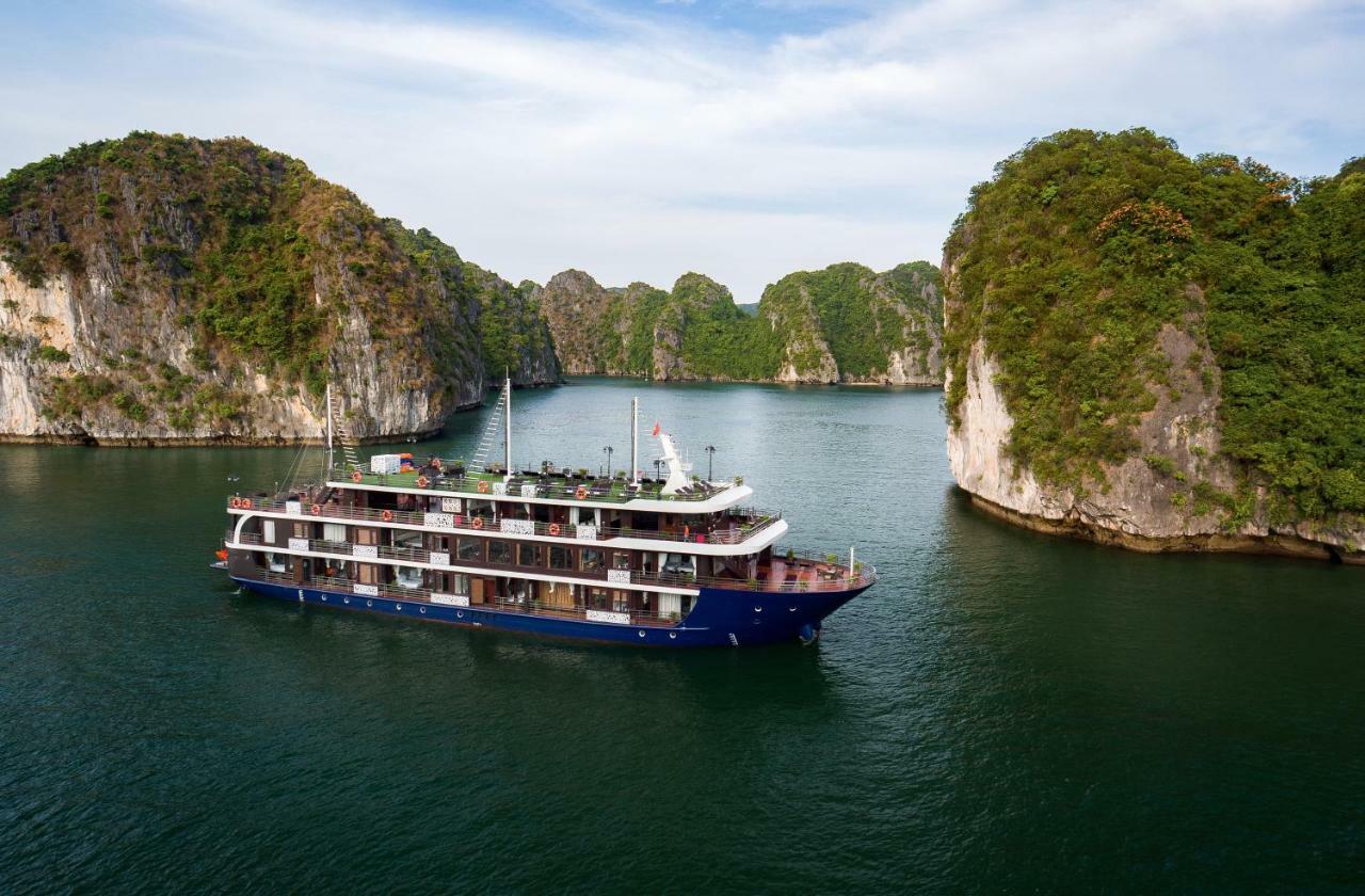 La Pandora Cruises Botel
