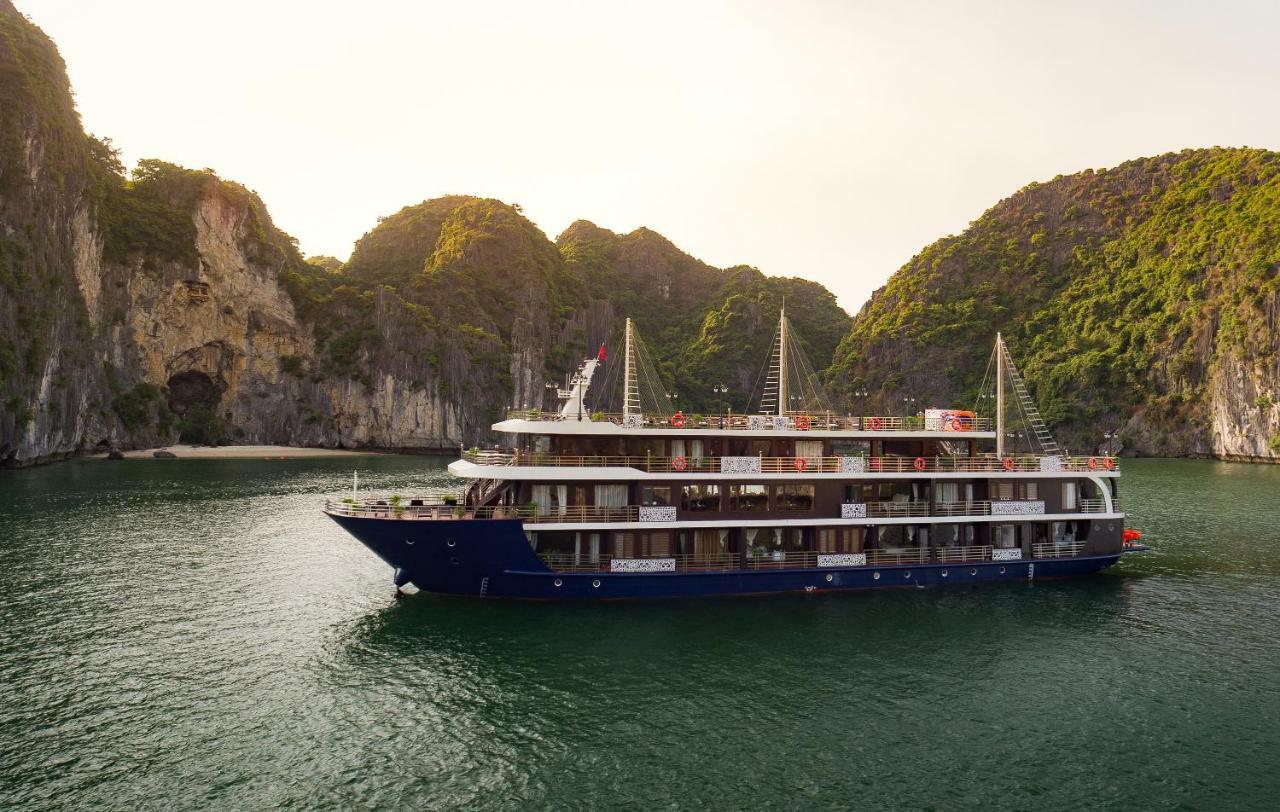 Botel La Pandora Cruises
