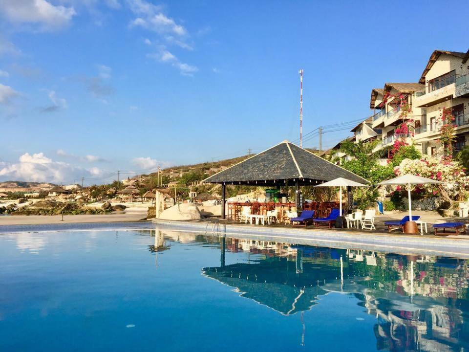 Resort Rock Water Bay