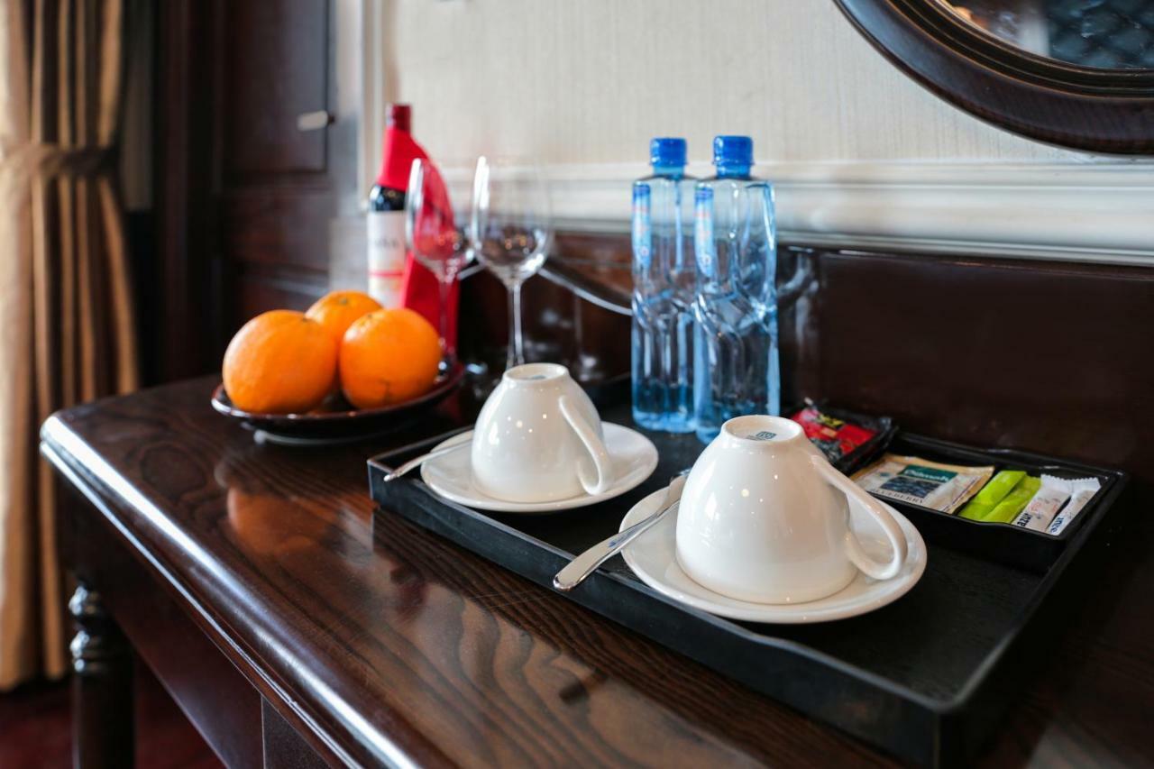Botel La Pandora Cruises 4*