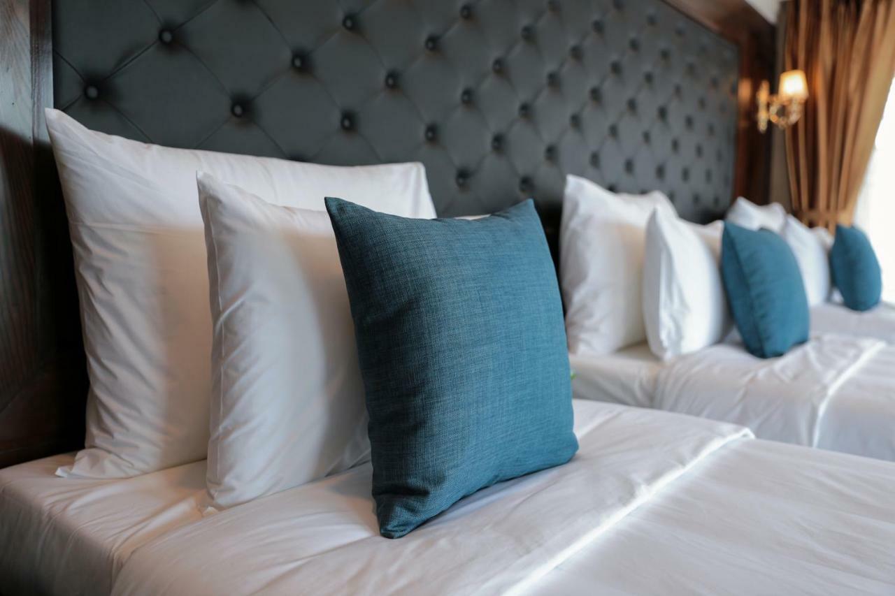 La Pandora Cruises Botel 4*
