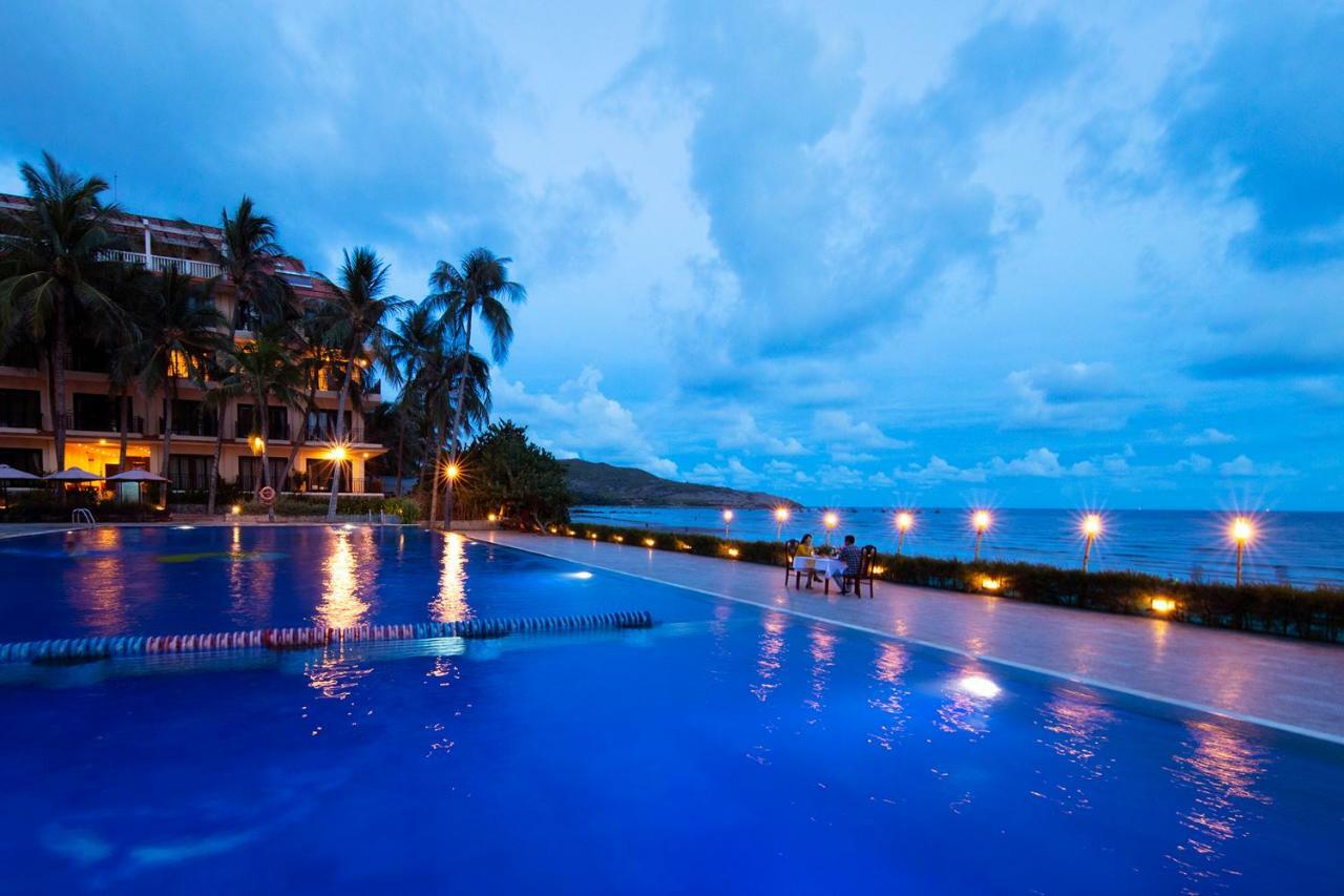Resort Hon Rom Central Beach Resort