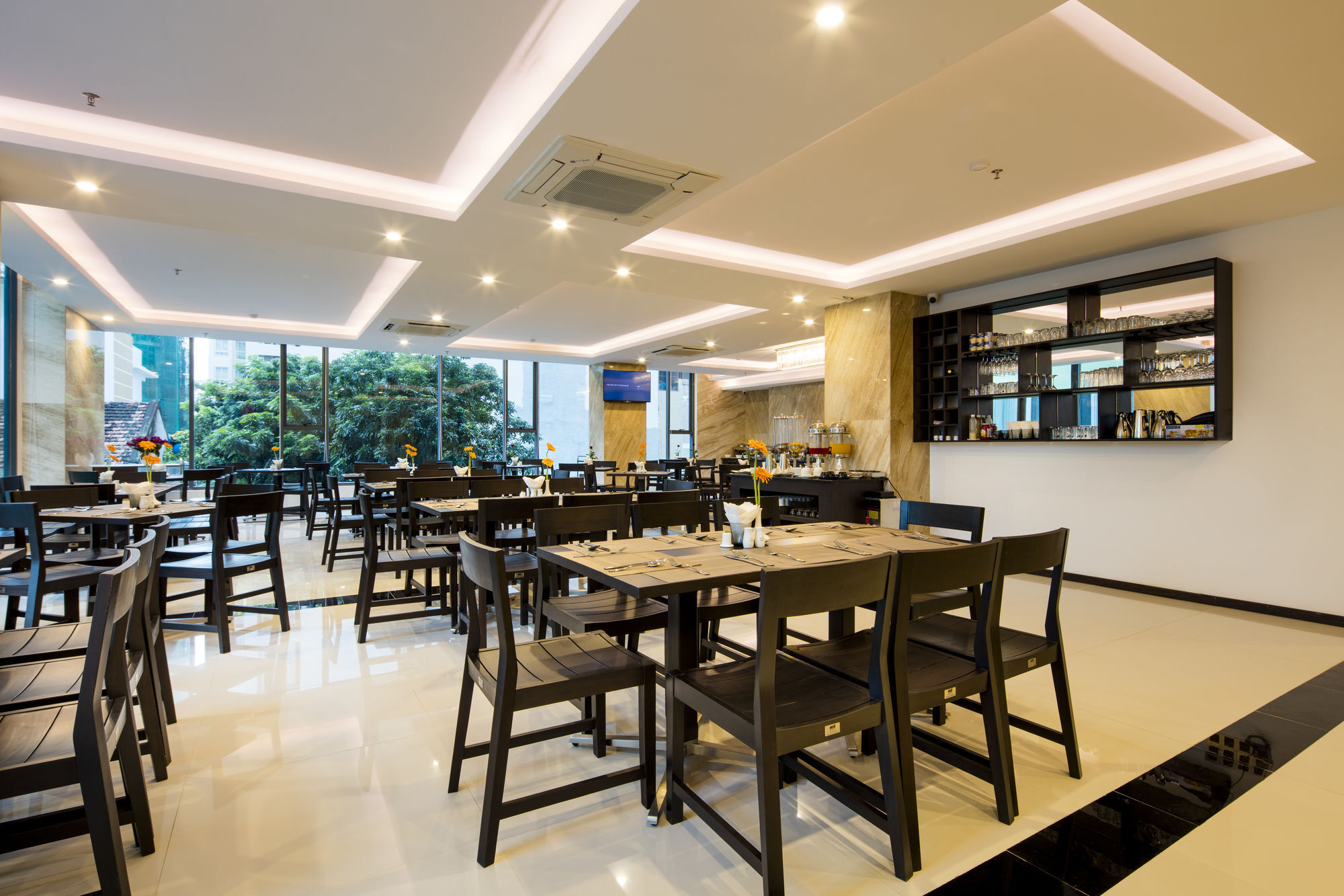 Khách sạn Meriton 4*