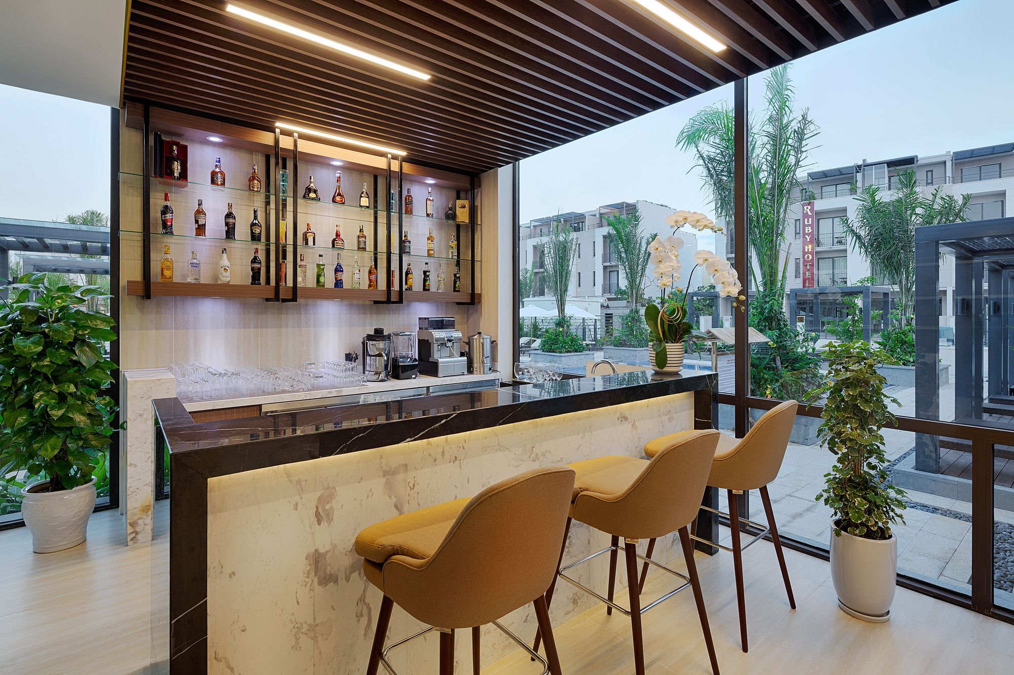 Royal Lotus & Khu nghỉ mát 4*