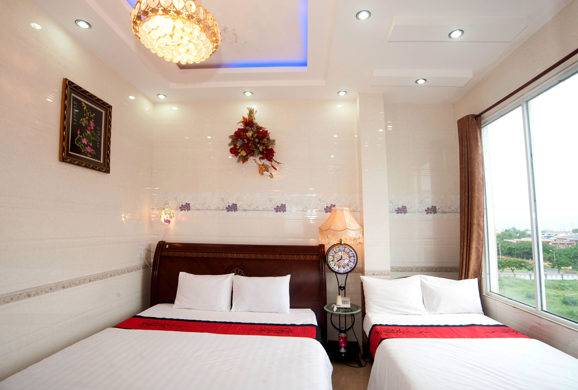 Happy Hotel