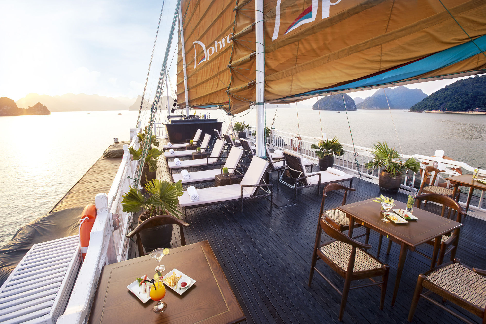 Aphrodite Cruise Hotel Ha Long