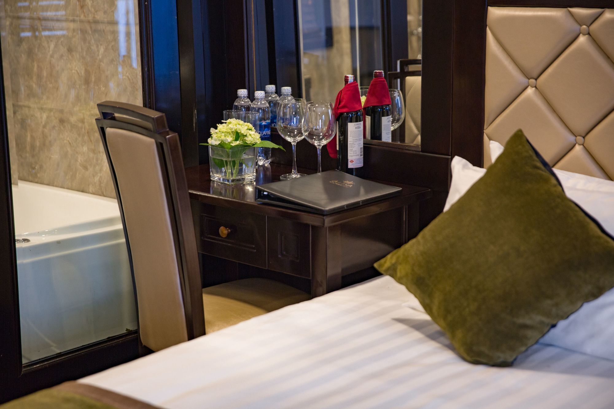 Alisa Premier Cruise  Hạ Long