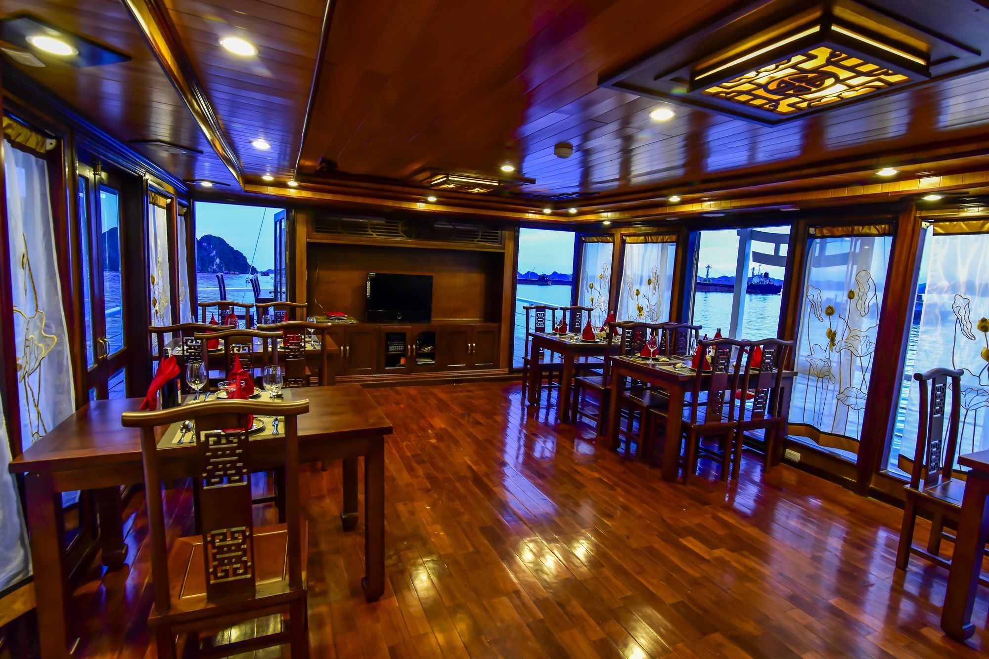 Renea Cruises Halong 