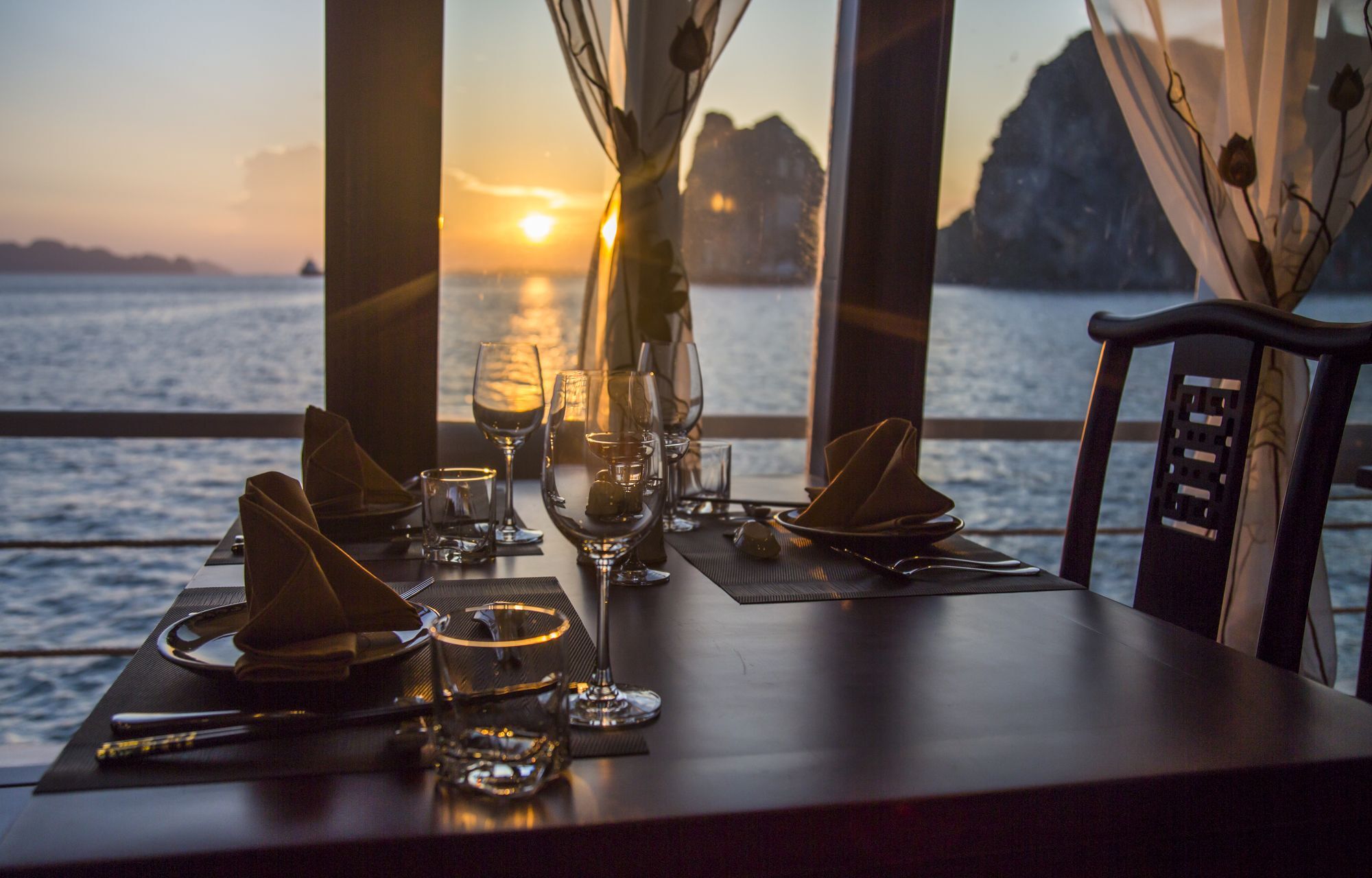  Renea Cruises Halong 4*