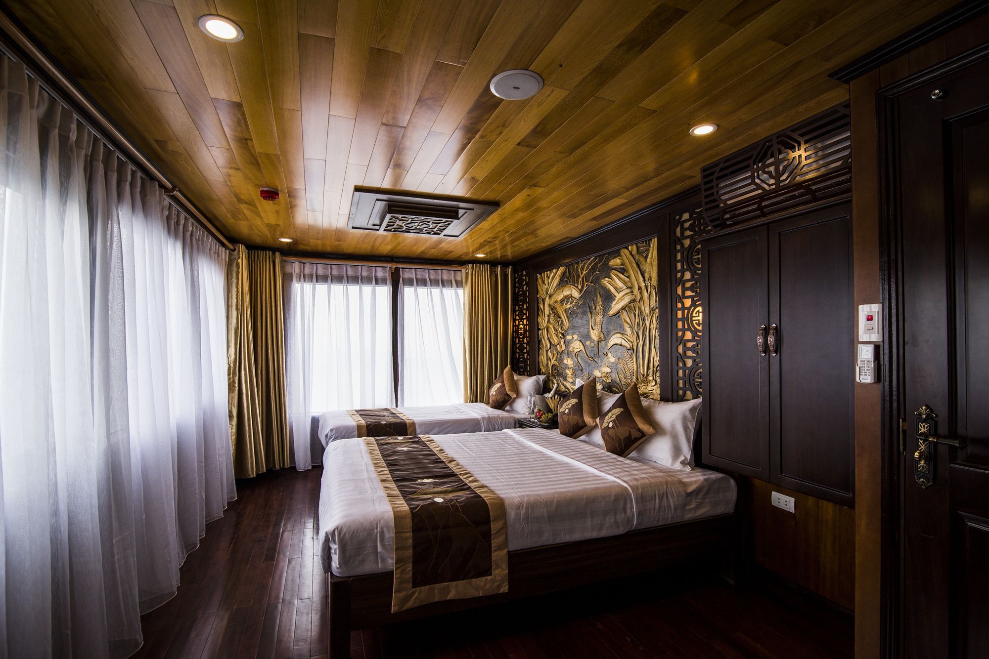  Renea Cruises Halong 4*