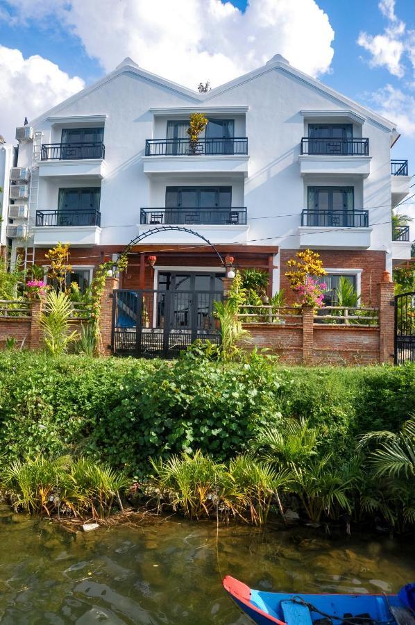 Hotel Autumn Bay Retreat