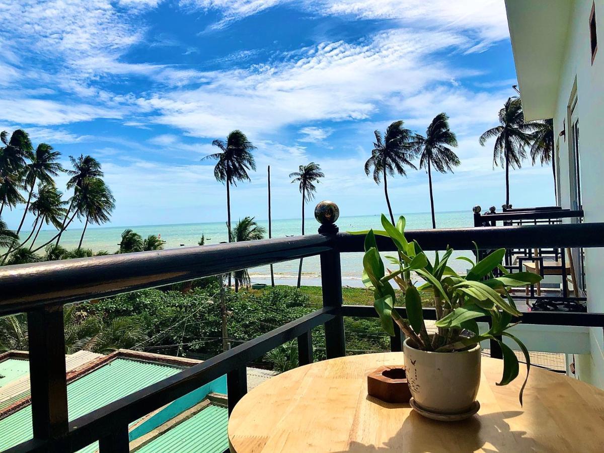 Aloha Hotel *