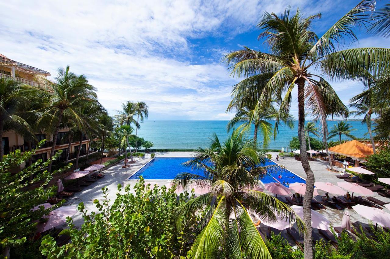 Resort Hon Rom Central Beach Resort