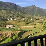 Nhà Dân Gia Đình Tả Van