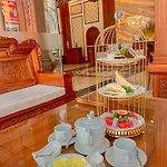 Santa Luxury Hotel