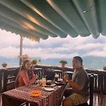 Daun Pisang Homestay & Halal Food