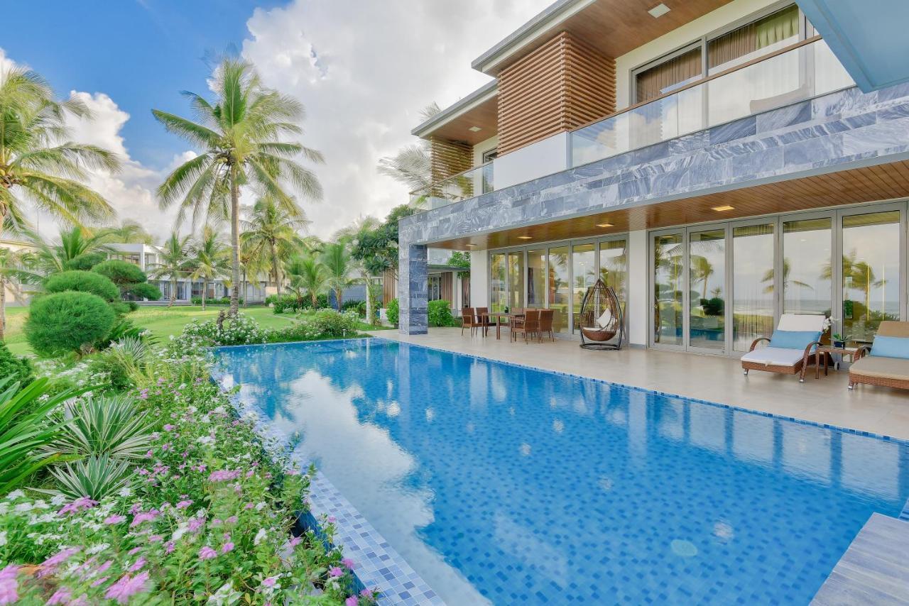 6 Bedrooms Luxury & Beachfront