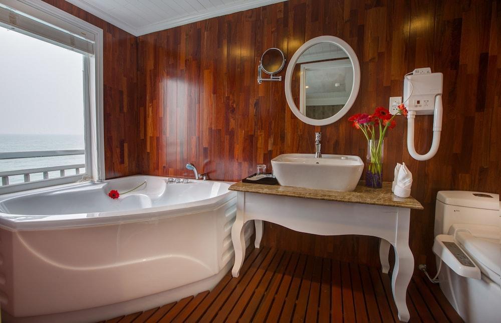 Signature Halong Cruise 4* Ha Long