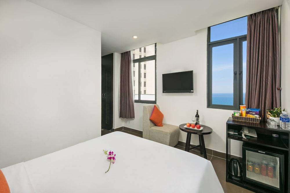 Emily & Hotel 3*