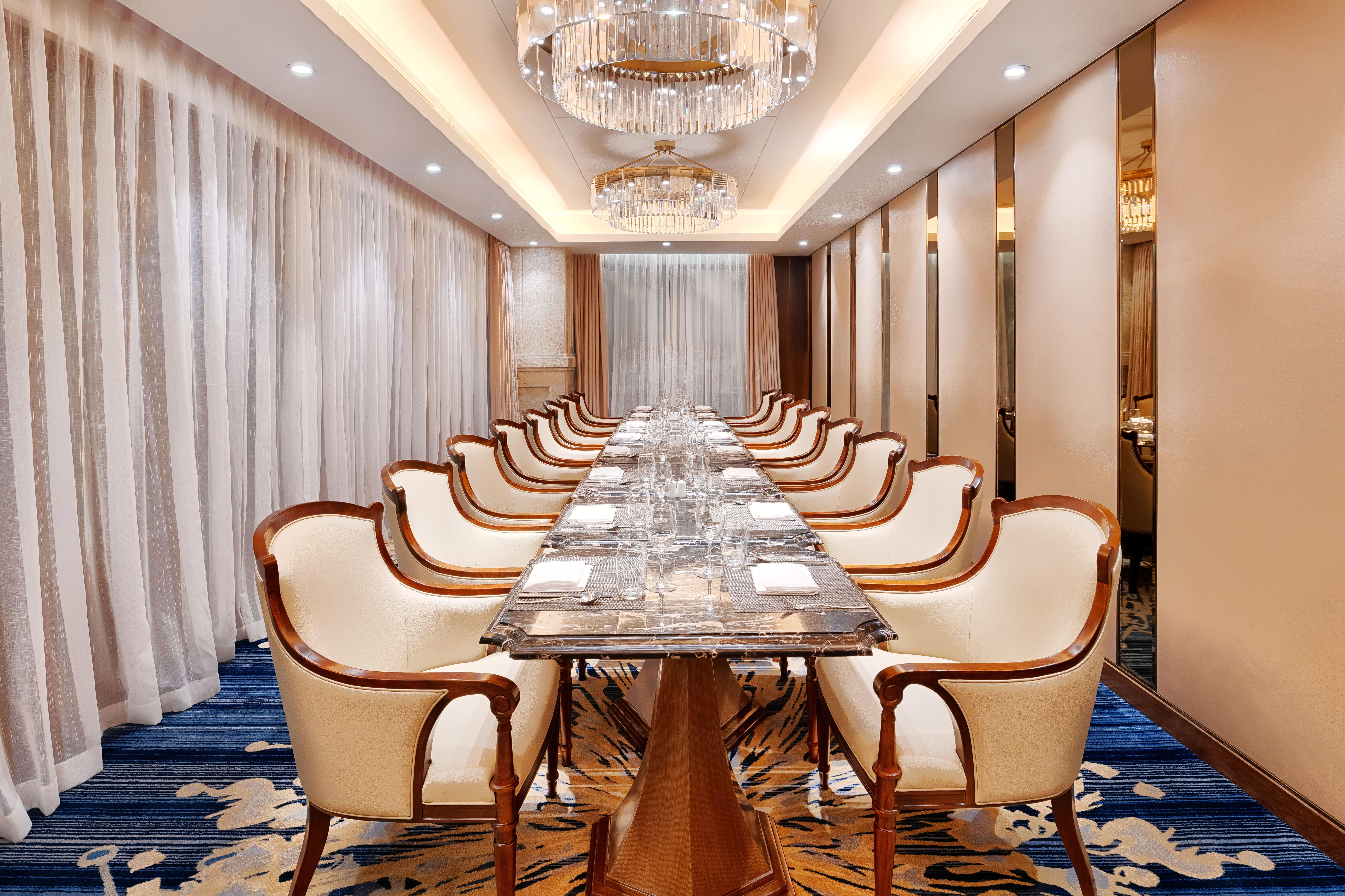 Khách sạn Four Points By Sheraton 5*