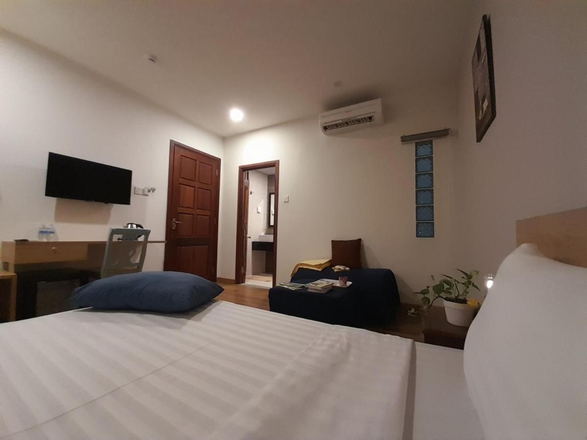Happy Hotel 2*