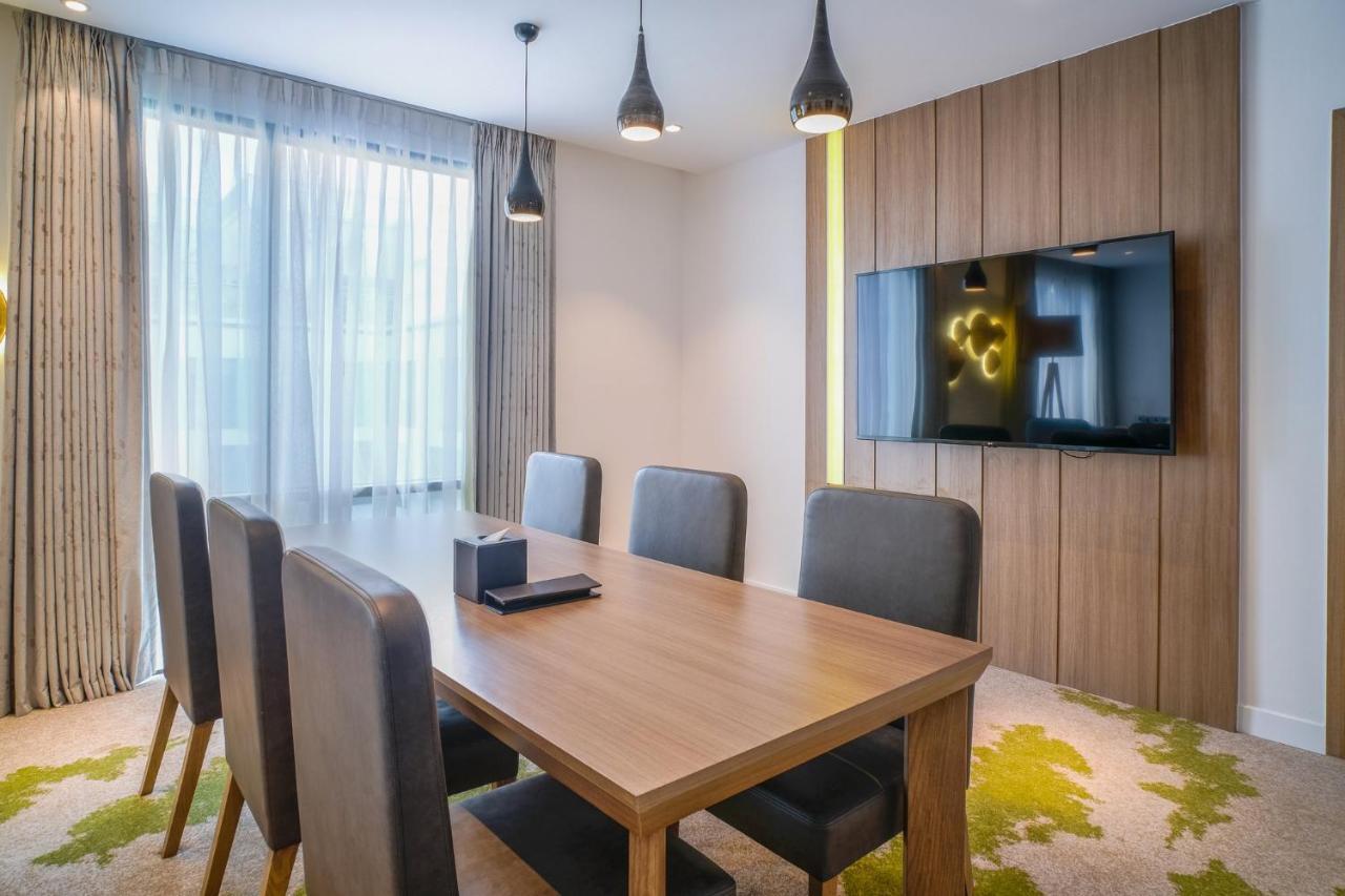 Hotel & Saigon Airport By Ihg 5*