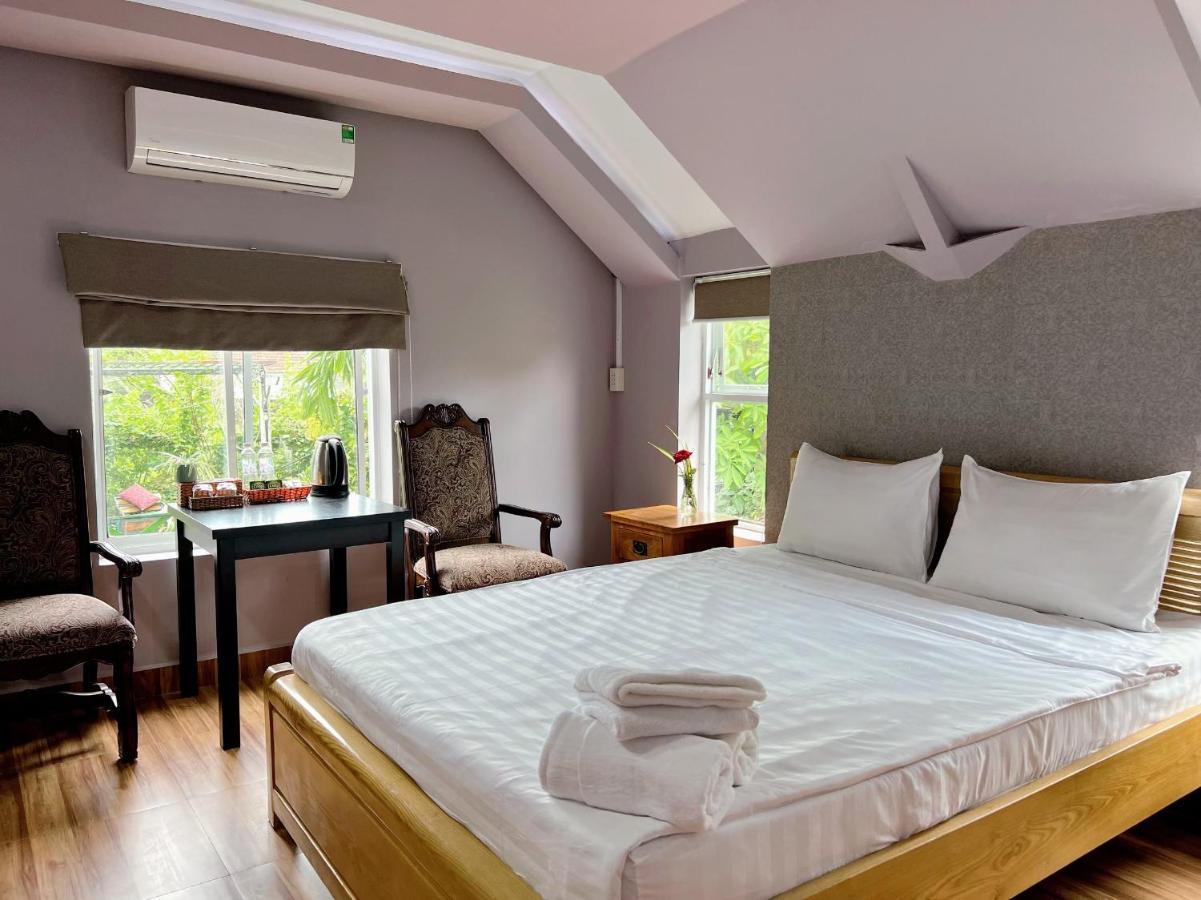 Lilac Hotel *