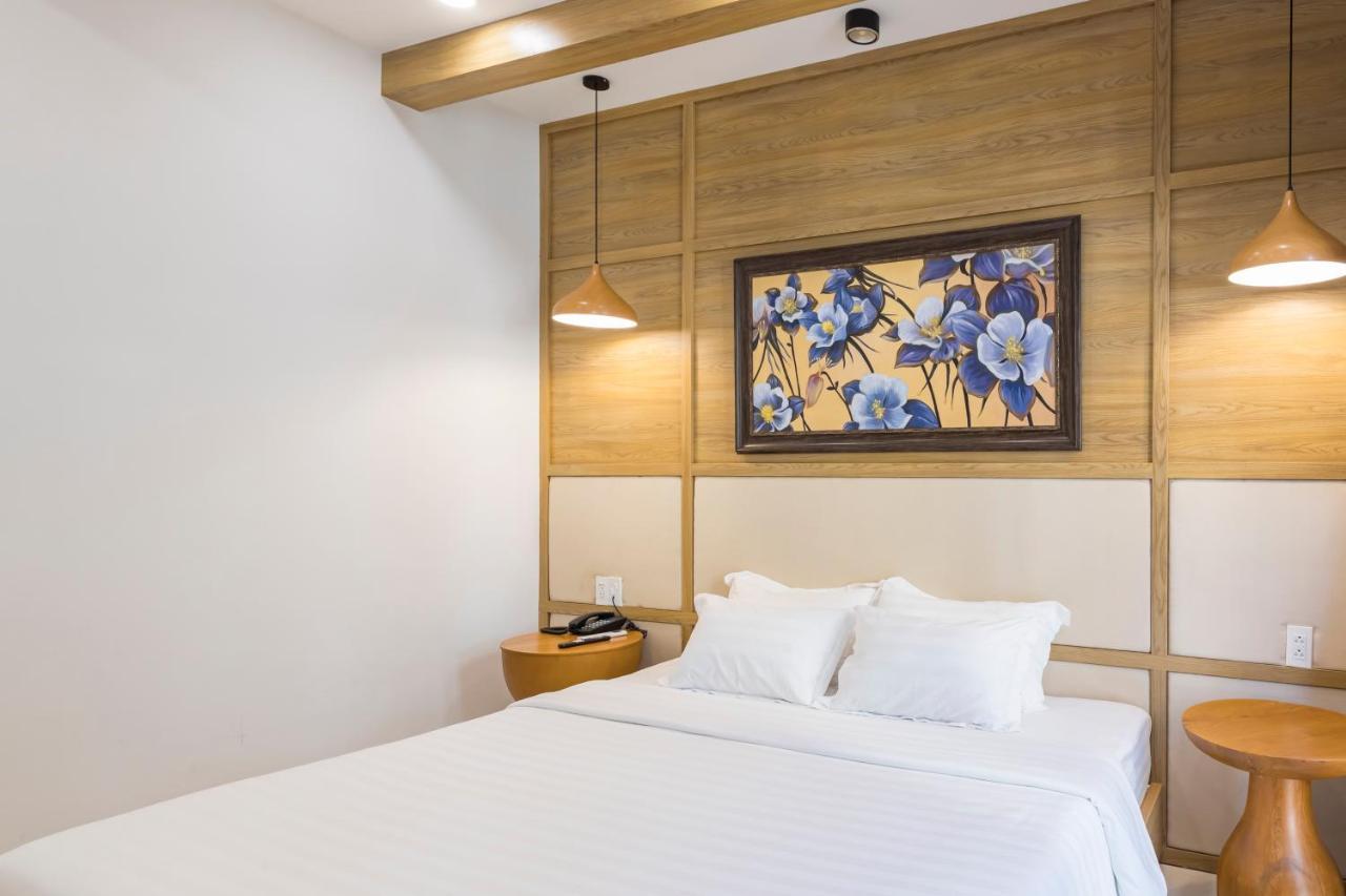 Lotus Corner & Rooftop Hotel
