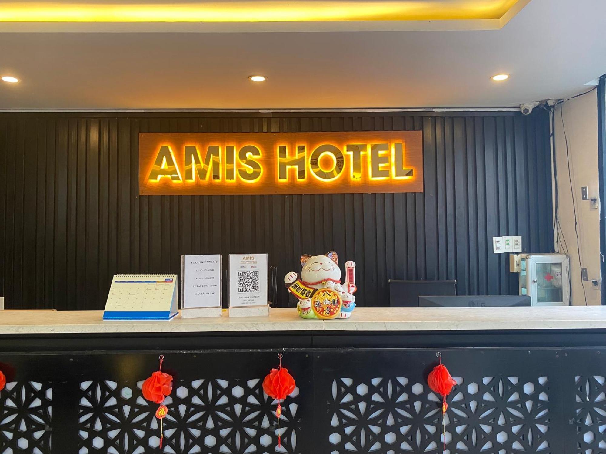 Amis & - 50m To My Khe Hotel