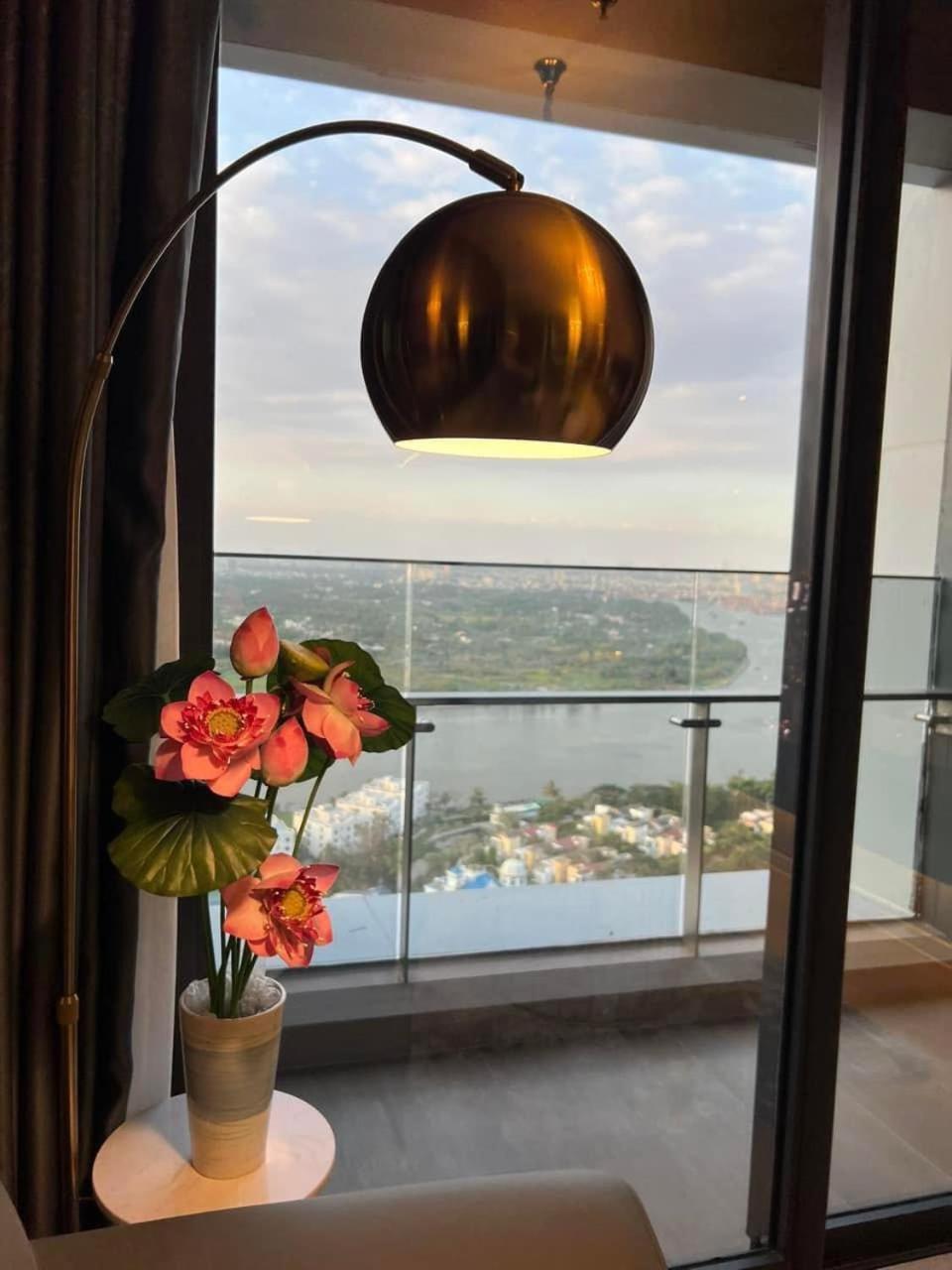 Nu In Lumiere Riverside - Distric 2