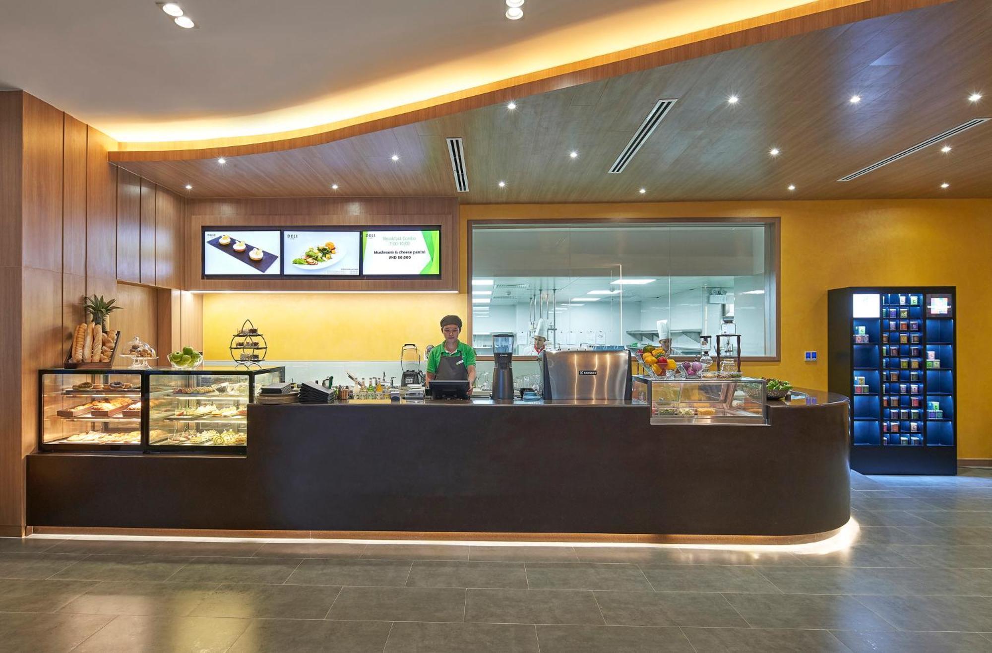 Hotel & Saigon Airport By Ihg 5*