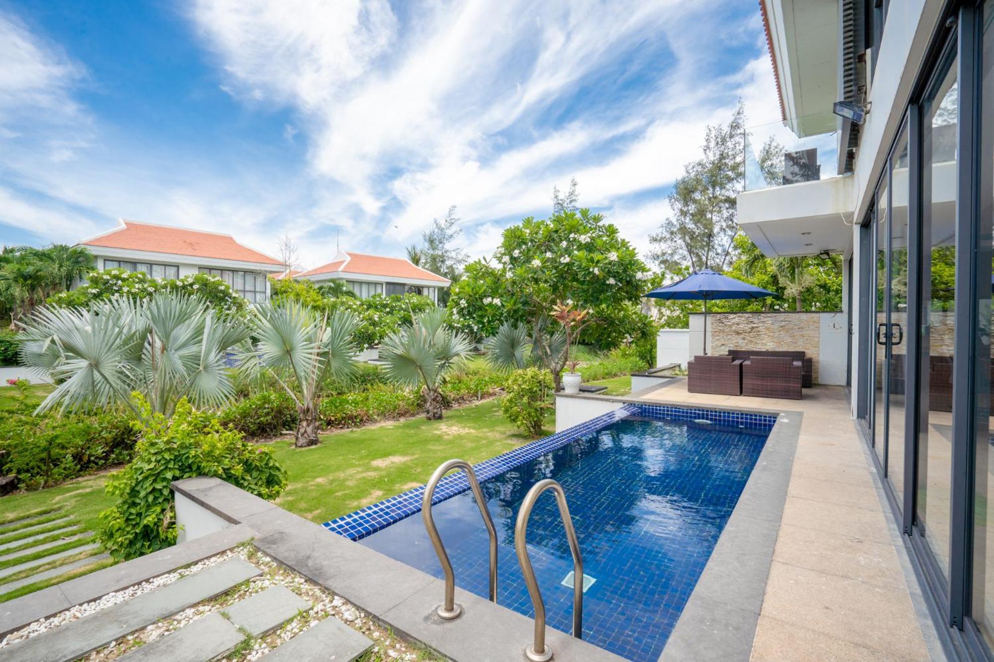 Luxury Pool Close To The Private