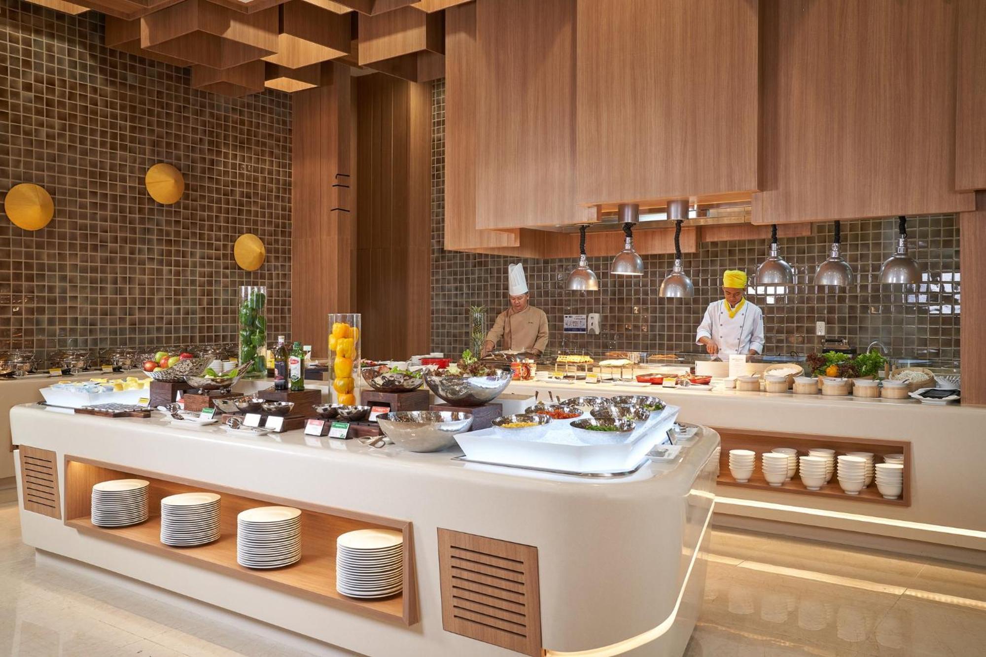 Hotel & Saigon Airport By Ihg 5*