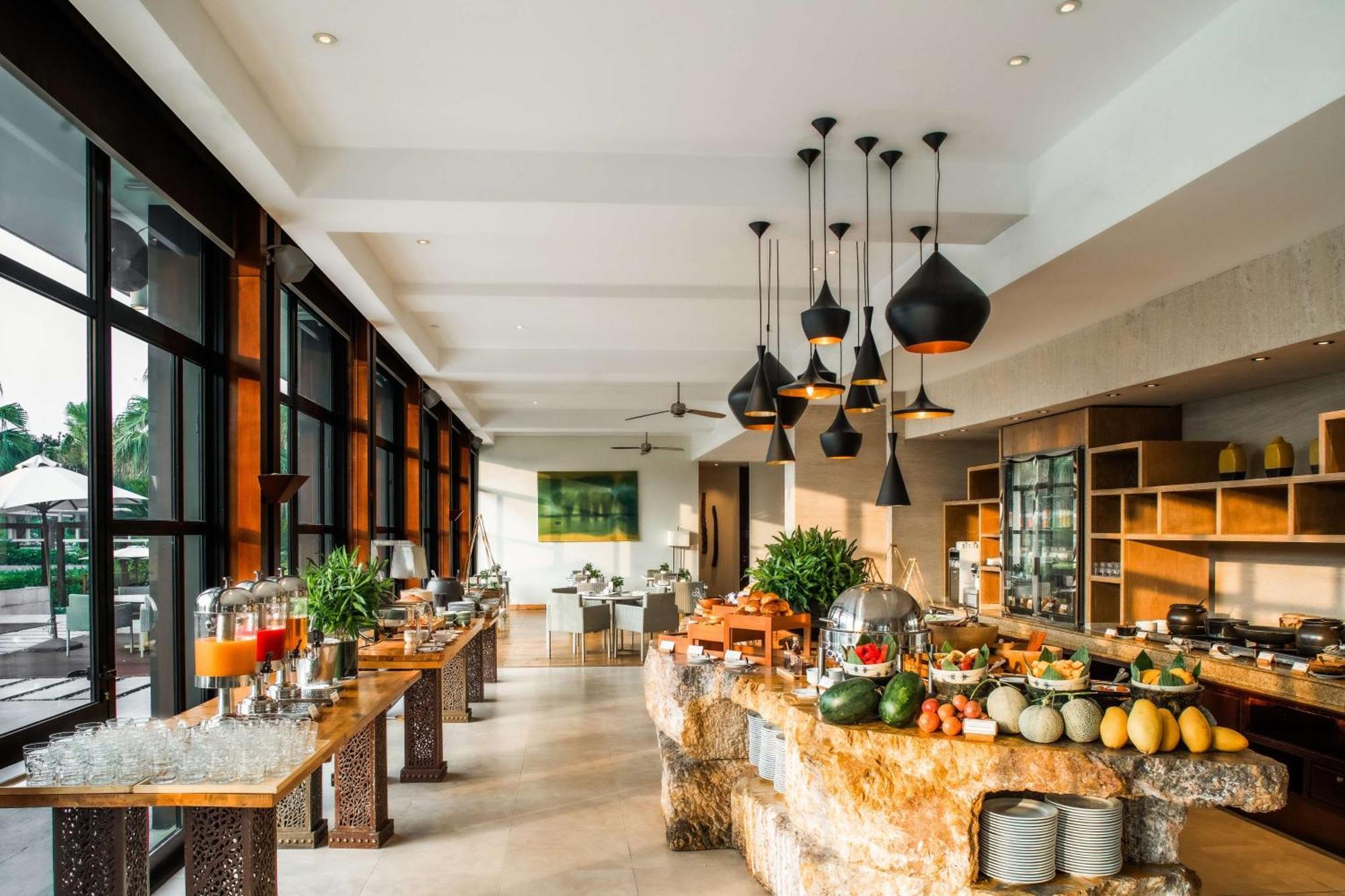 Hyatt Regency And 5*