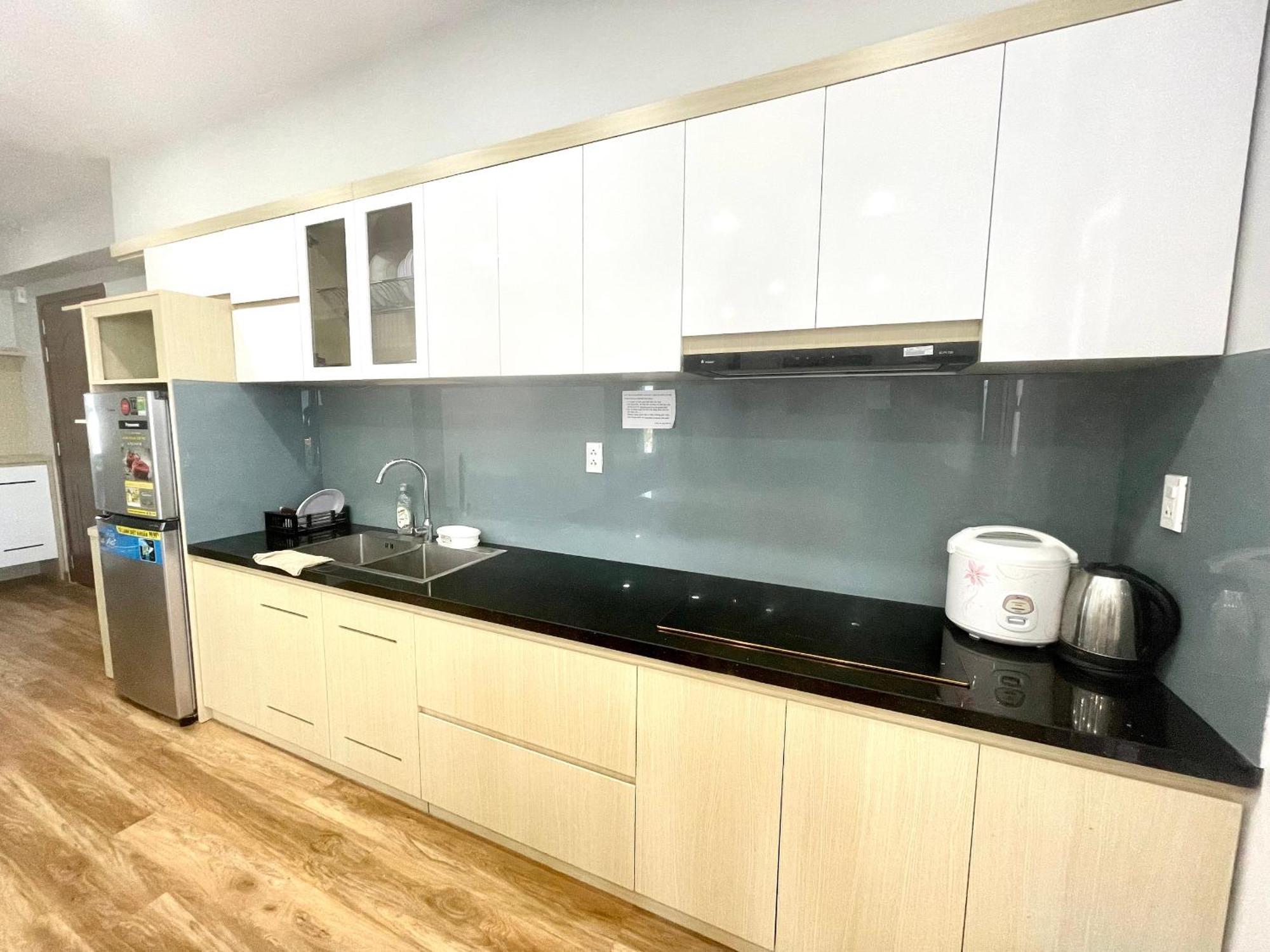 Hon Chong Oceanfront Luxury Apartment *