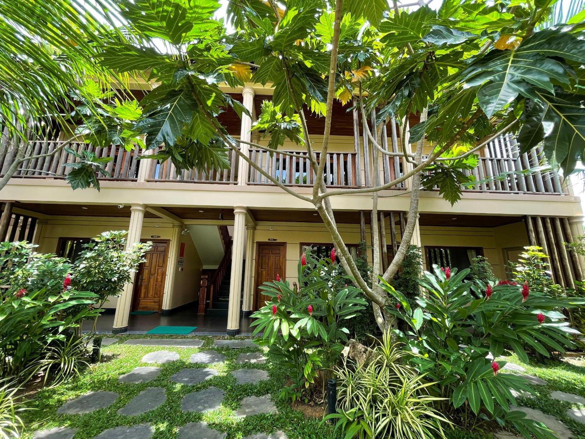Resort Golden Topaz