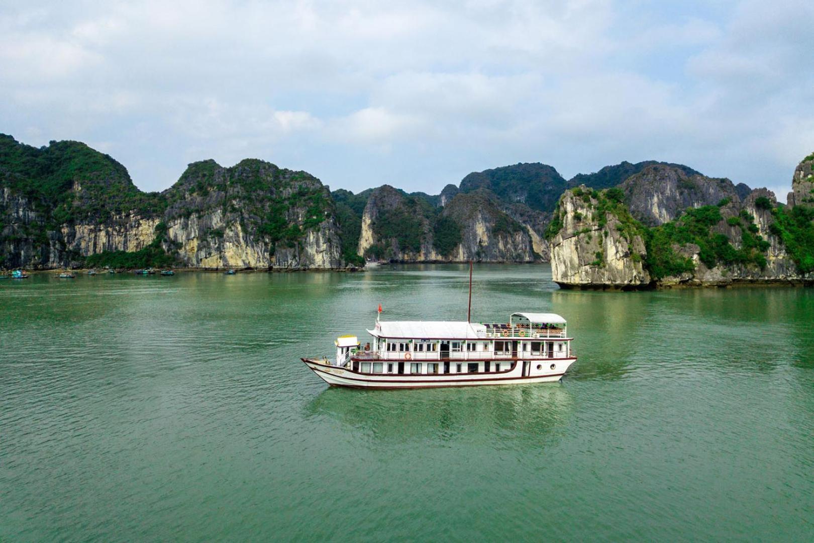 Cozy Bay Classic Cruise  Hạ Long