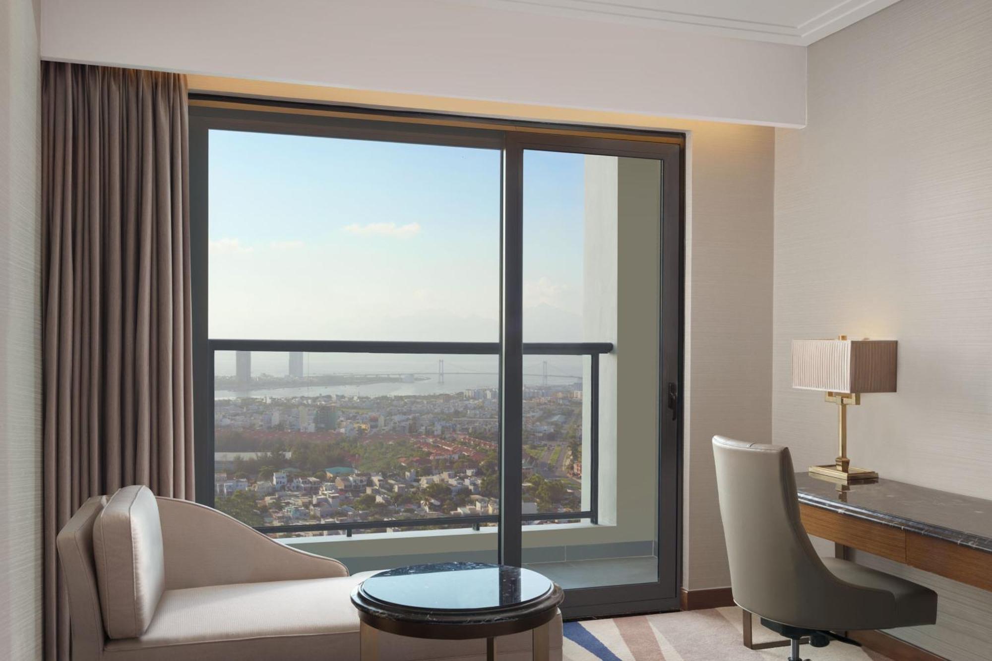 Four Points By Sheraton Khách sạn 5*